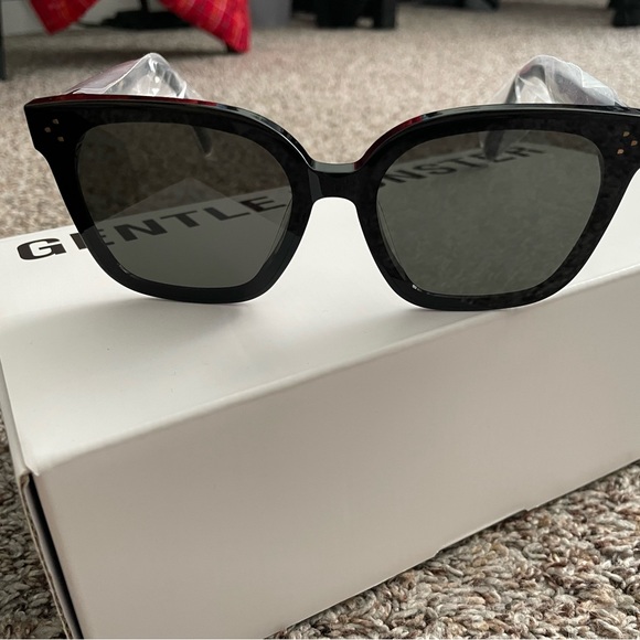GENTLE MONSTER Accessories - Gentle monster “her” sunglasses black